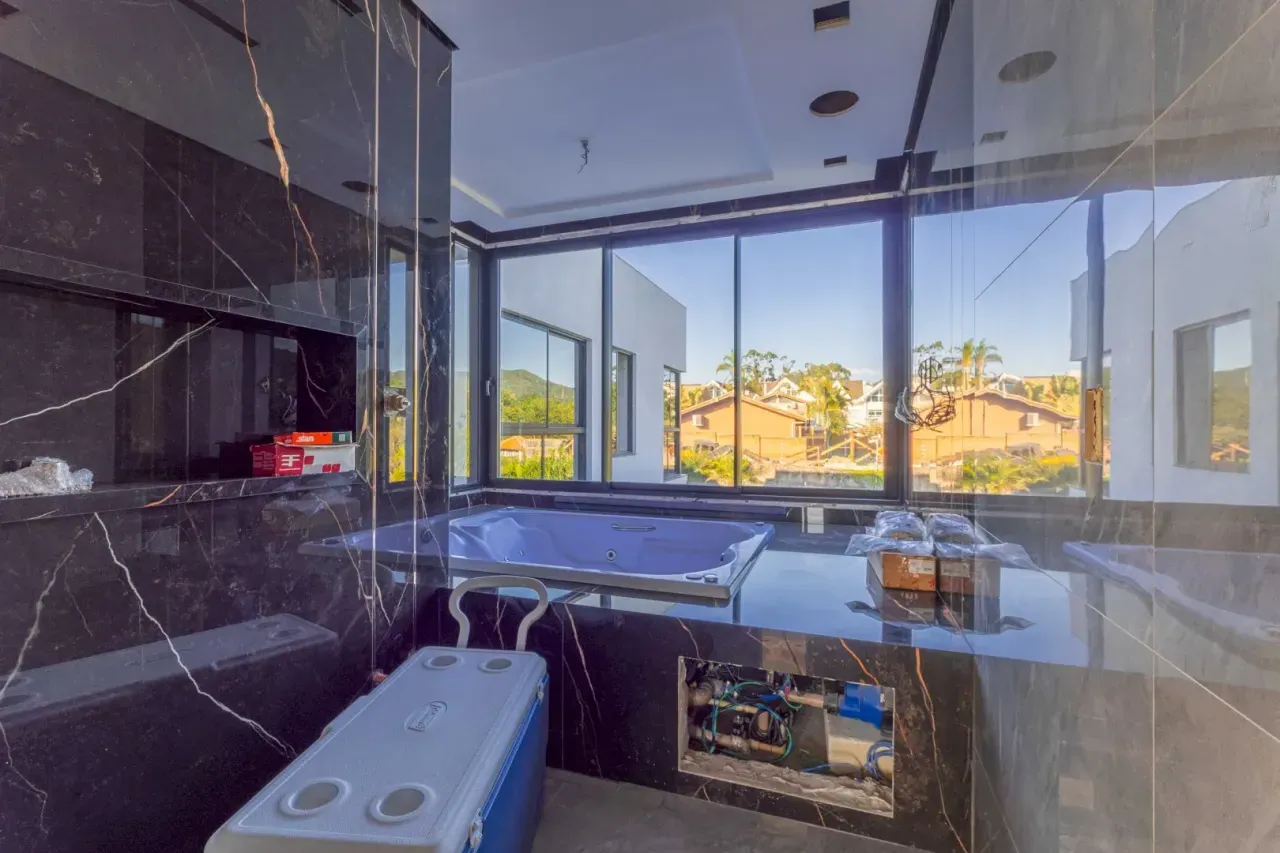 Casa de Alto Padrão em Condomínio com 3 suítes, 3 vagas de garagem na Praia do Estaleiro em Balneário Camboriú — foto 12