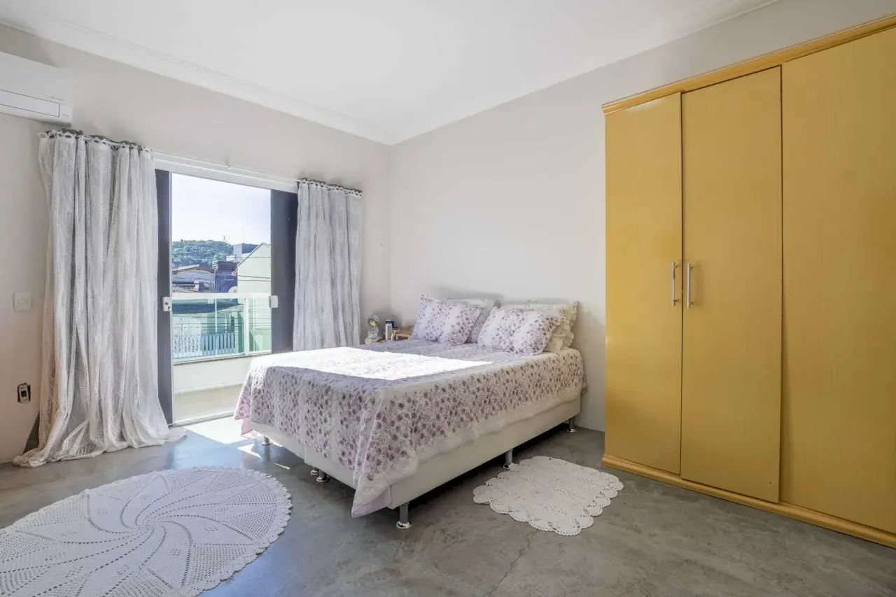 Casa com 3 suítes e 2 vagas de garagem no Centro de Balneário Camboriú. — foto 13