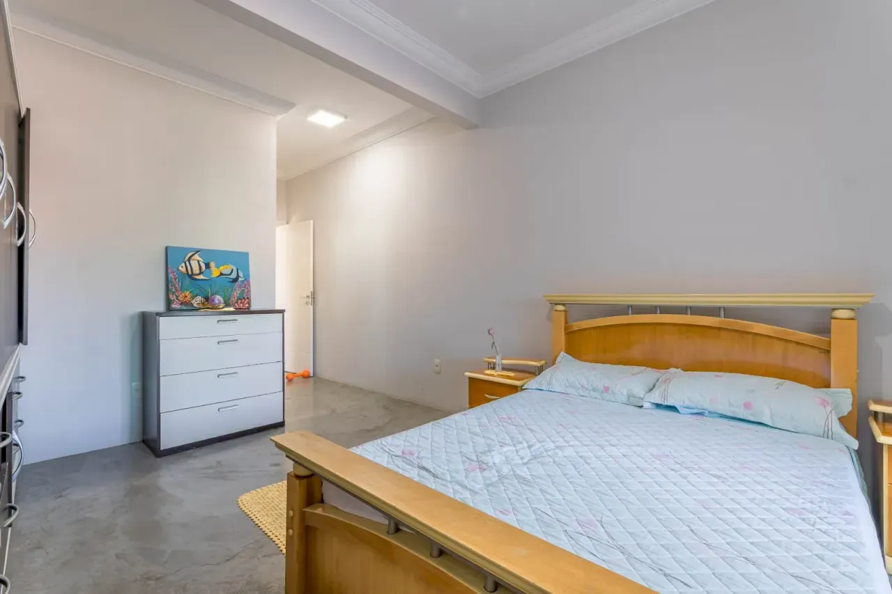 Casa com 3 suítes e 2 vagas de garagem no Centro de Balneário Camboriú. — foto 8