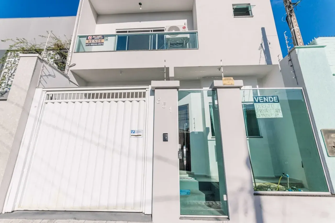 Casa com 3 suítes e 2 vagas de garagem no Centro de Balneário Camboriú. — foto 3
