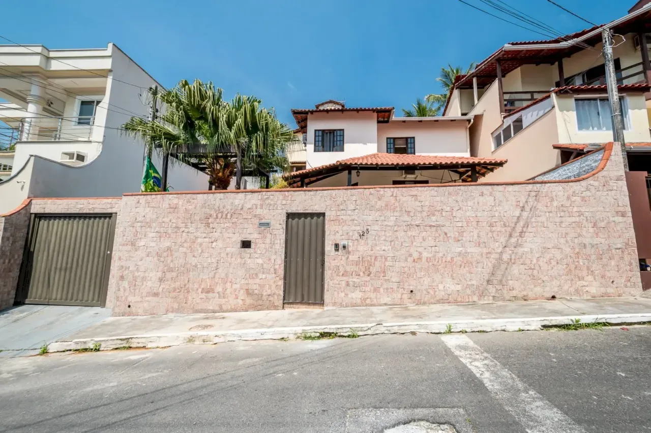 Casa no bairro Ariribá com 3 dormitórios sendo 1 suíte, 2 vagas de garagem em Balneário Camboriú