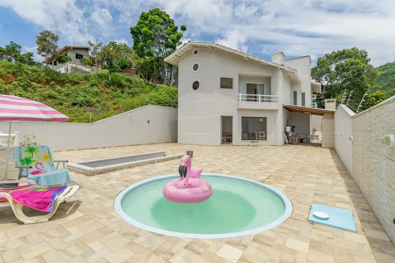 Casa com 4 dormitórios sendo 2 suítes e 2 vagas de garagem no Bairro Nações em Balneário Camboriú
