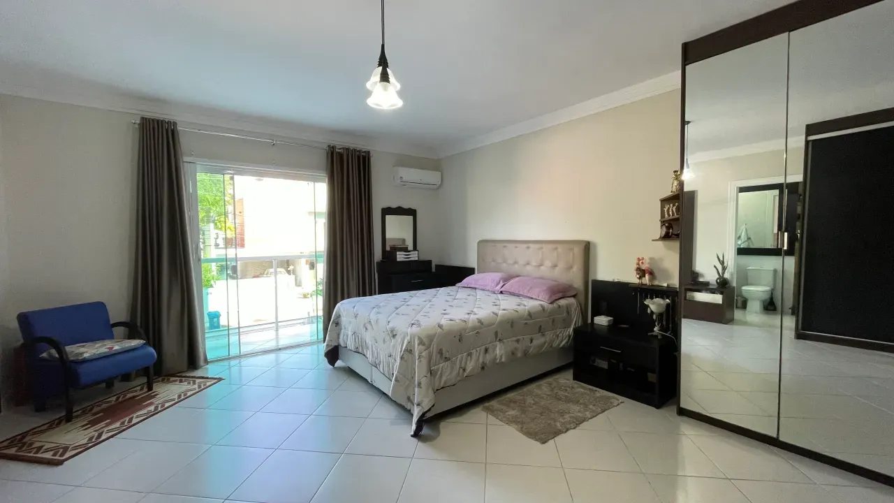 Casa na Praia dos Amores com 3 quartos e 4 vagas de garagem em Balneário Camboriú — foto 8