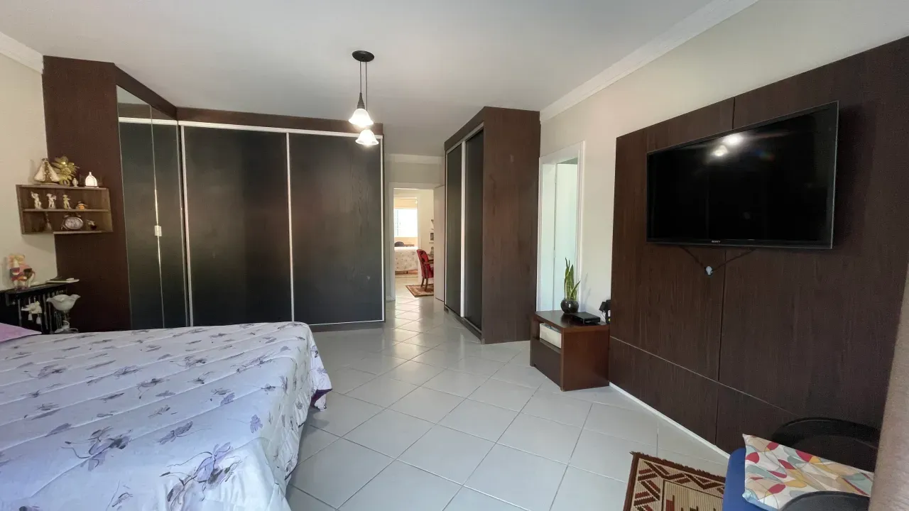 Casa na Praia dos Amores com 3 quartos e 4 vagas de garagem em Balneário Camboriú — foto 5