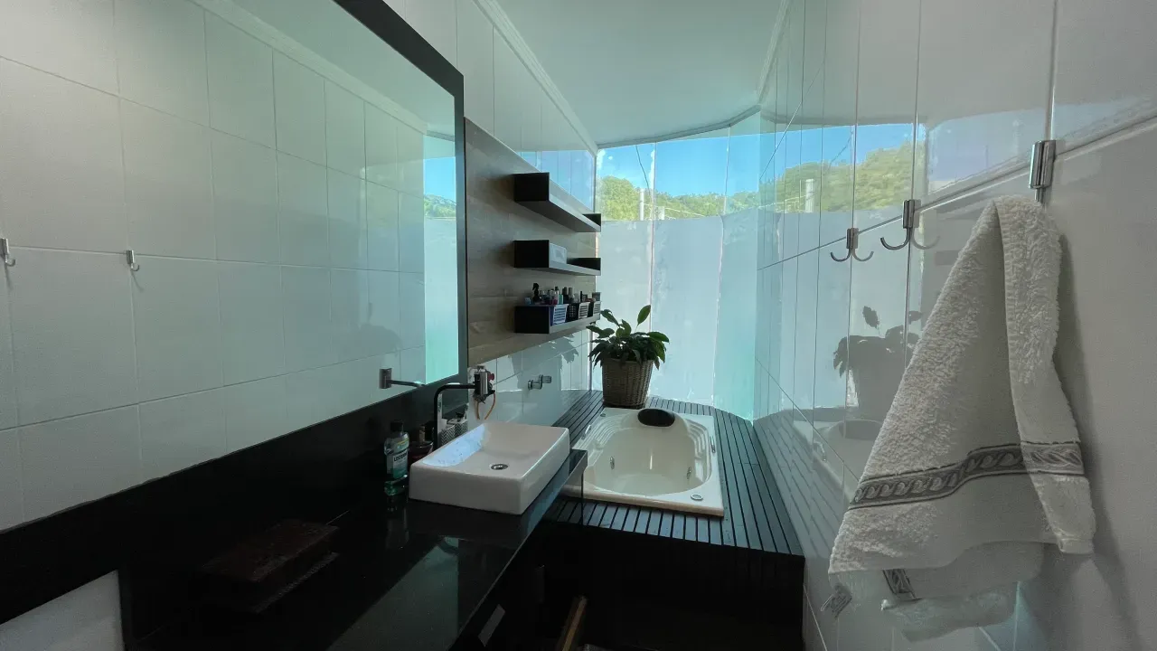 Casa na Praia dos Amores com 3 quartos e 4 vagas de garagem em Balneário Camboriú — foto 4
