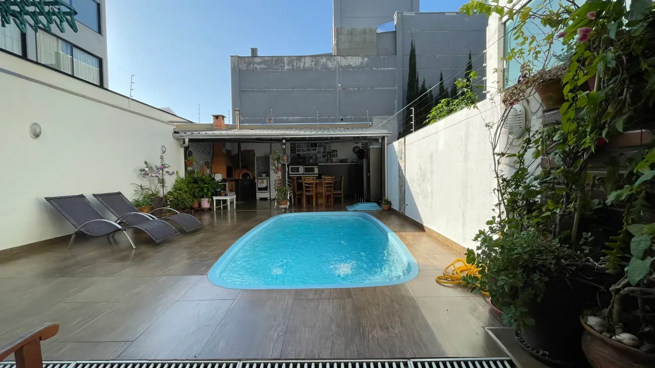 Casa na Praia dos Amores com 3 quartos e 4 vagas de garagem em Balneário Camboriú — foto 26