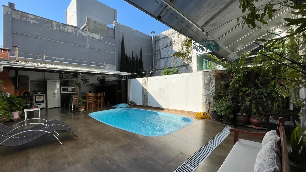 Casa na Praia dos Amores com 3 quartos e 4 vagas de garagem em Balneário Camboriú — foto 25