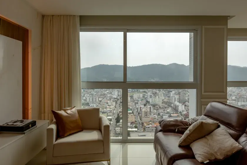 Apartamento com 3 suítes e 2 vagas de garagem no Centro em Balneário Camboriú — foto 5