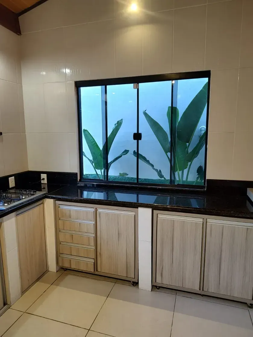 Casa alto padrão com 3 dormitórios sendo 1 suíte e garagem ampla em Balneário Camboriú