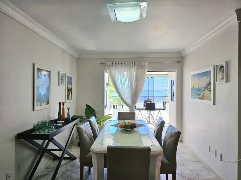 Apartamento frente mar mobiliado com 2 suítes e 2 vagas de garagem em Balneário Camboriú