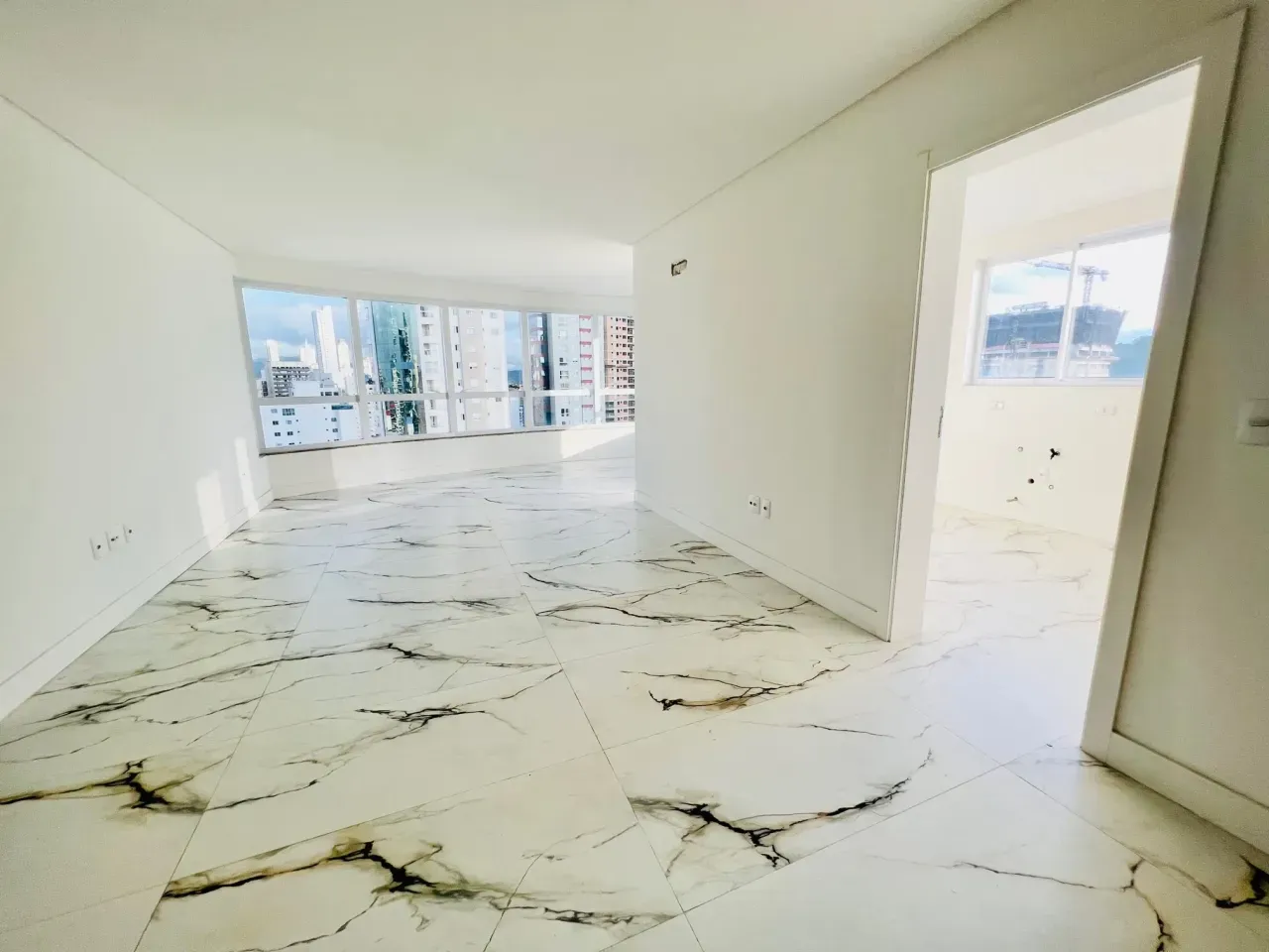 Apartamento no Santilhana Del Mar com 3 suítes em Balneário Camboriú — foto 2