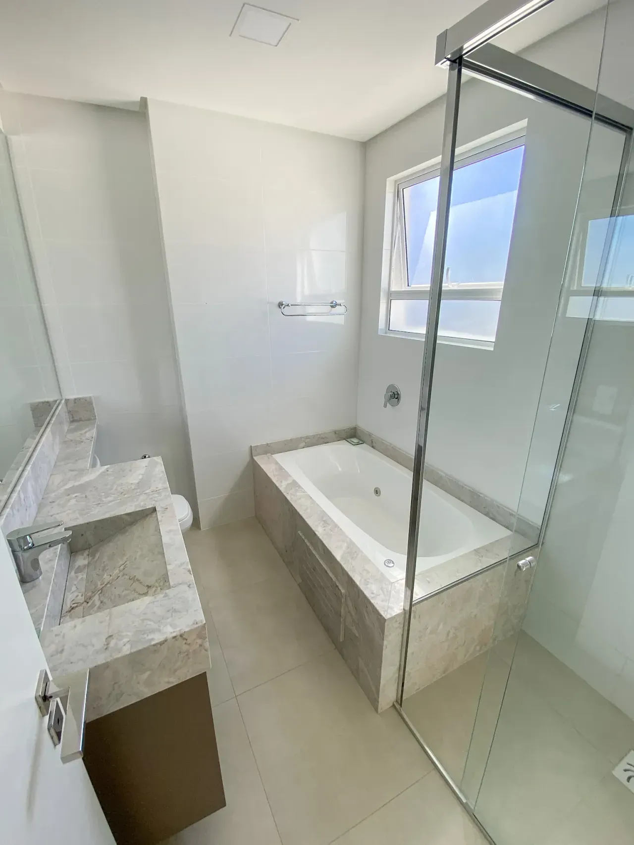 Apartamento no Edifício Montpellir com 3 suítes em Balneário Camboriú — foto 24