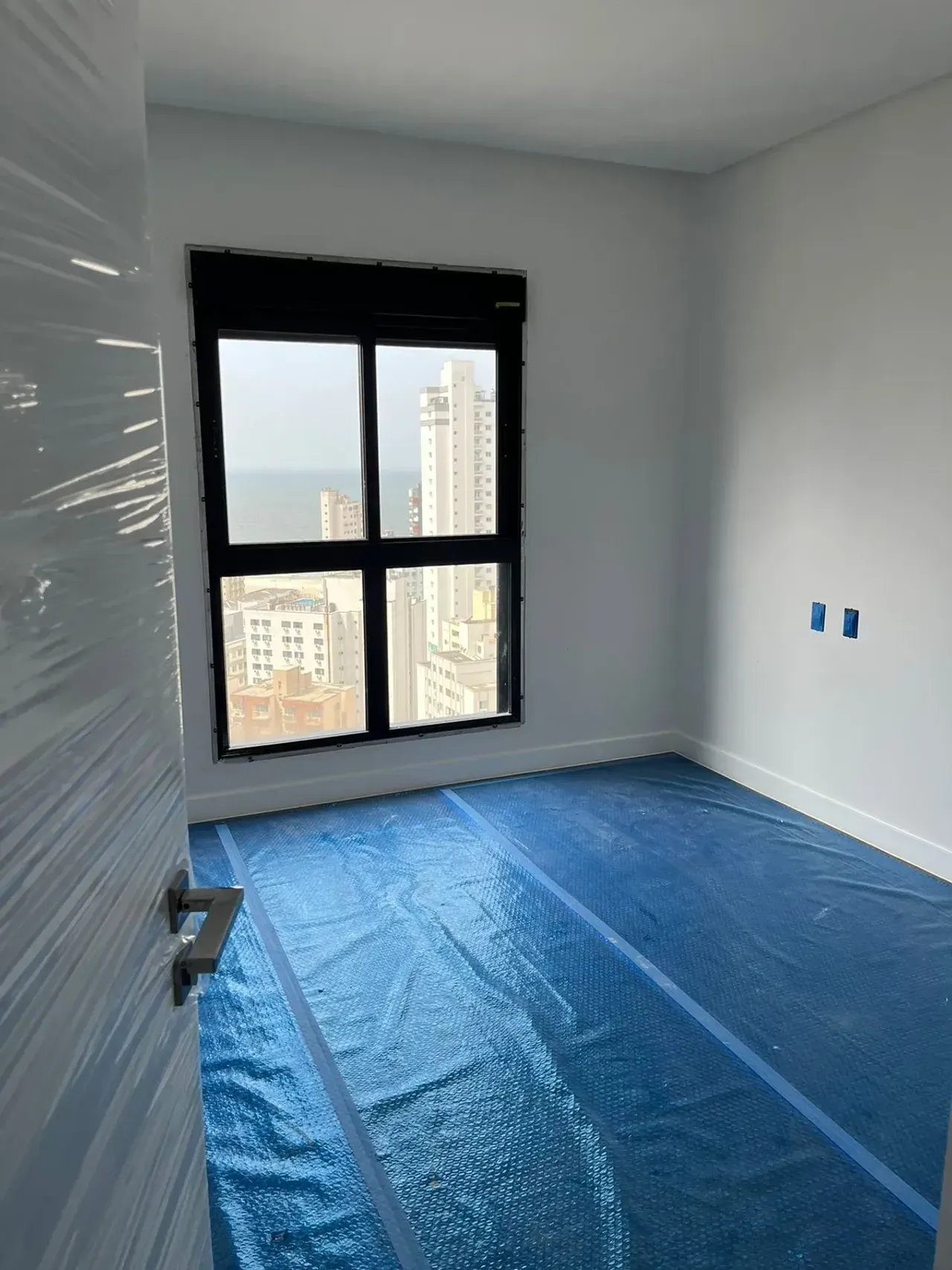 Apartamento com 4 dormitórios sendo 2 suítes e 3 vagas de garagem no Centro de Balneário Camboriú