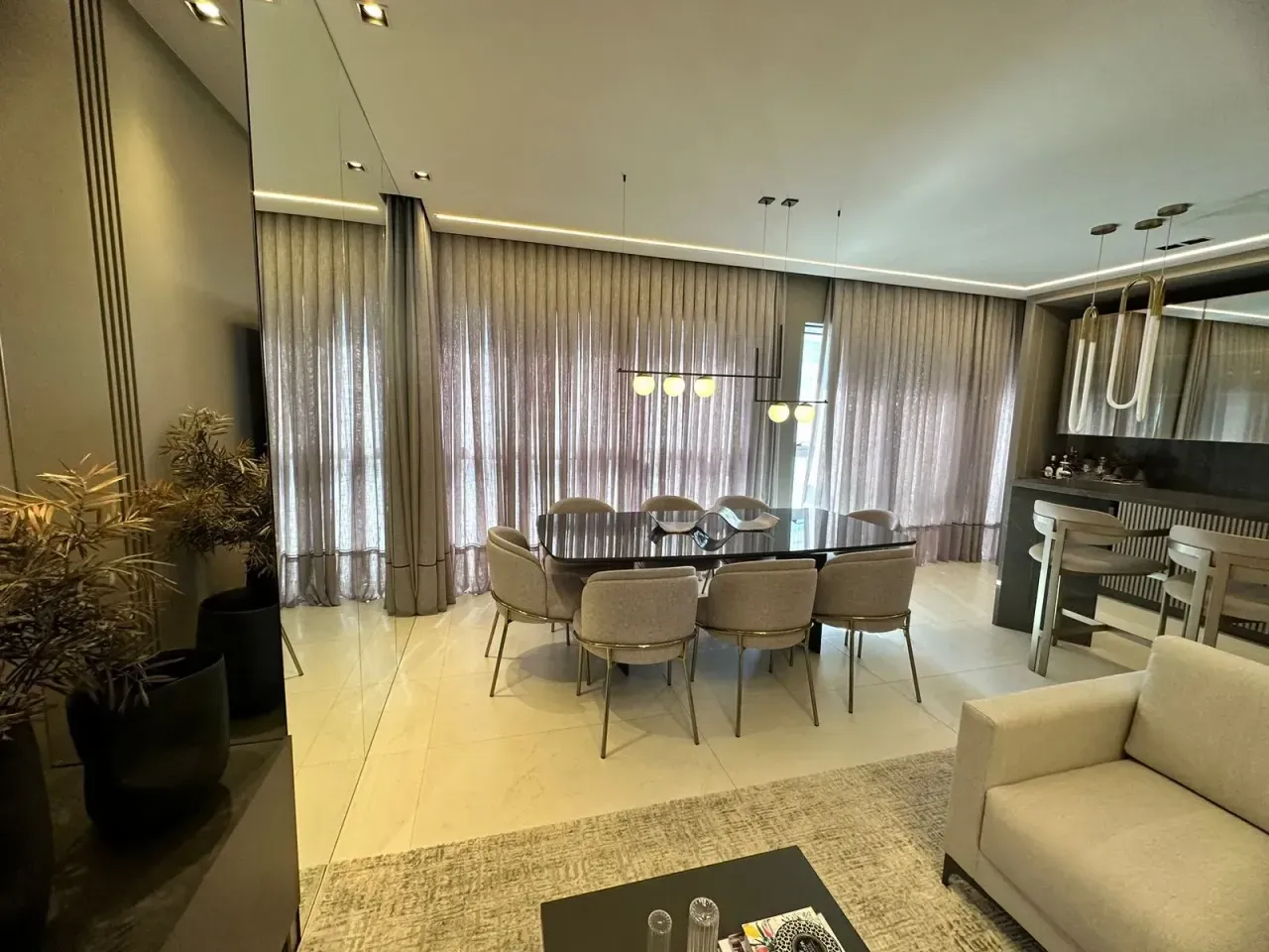Apartamento com 4 suítes, 2 vagas, churrasqueira a carvão no Centro de Balneário Camboriú — foto 2