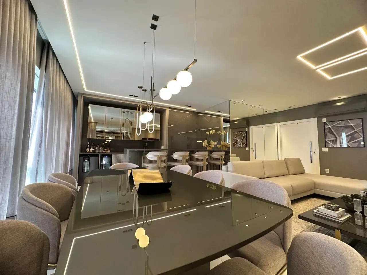 Apartamento com 4 suítes, 2 vagas, churrasqueira a carvão no Centro de Balneário Camboriú — foto 4
