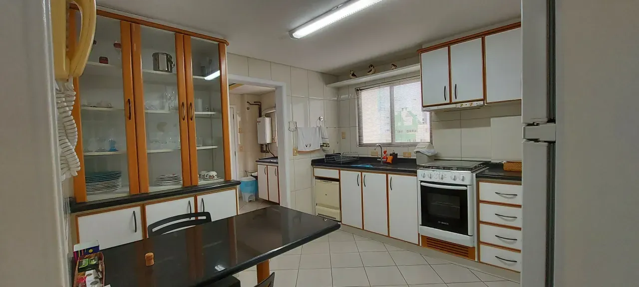 Amplo Apartamento Quadra Mar, 3 dormitórios sendo 1 suíte no Centro de Balneário Camboriú — foto 12