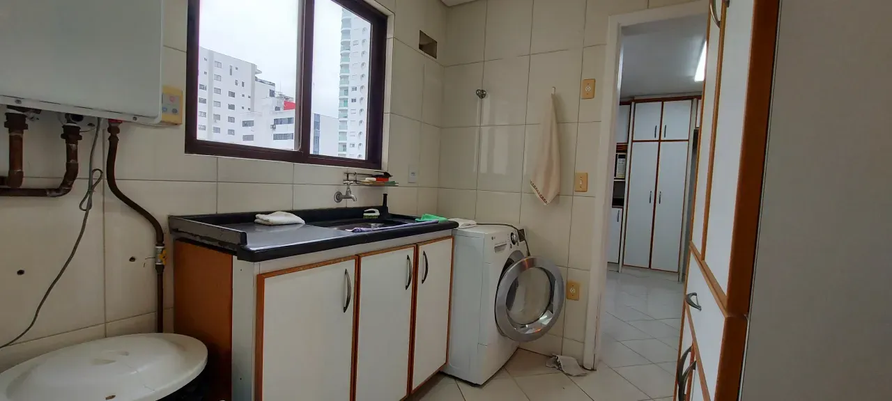 Amplo Apartamento Quadra Mar, 3 dormitórios sendo 1 suíte no Centro de Balneário Camboriú — foto 15