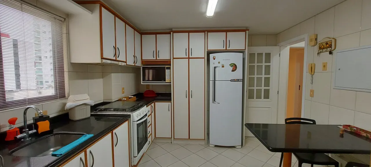Amplo Apartamento Quadra Mar, 3 dormitórios sendo 1 suíte no Centro de Balneário Camboriú — foto 16