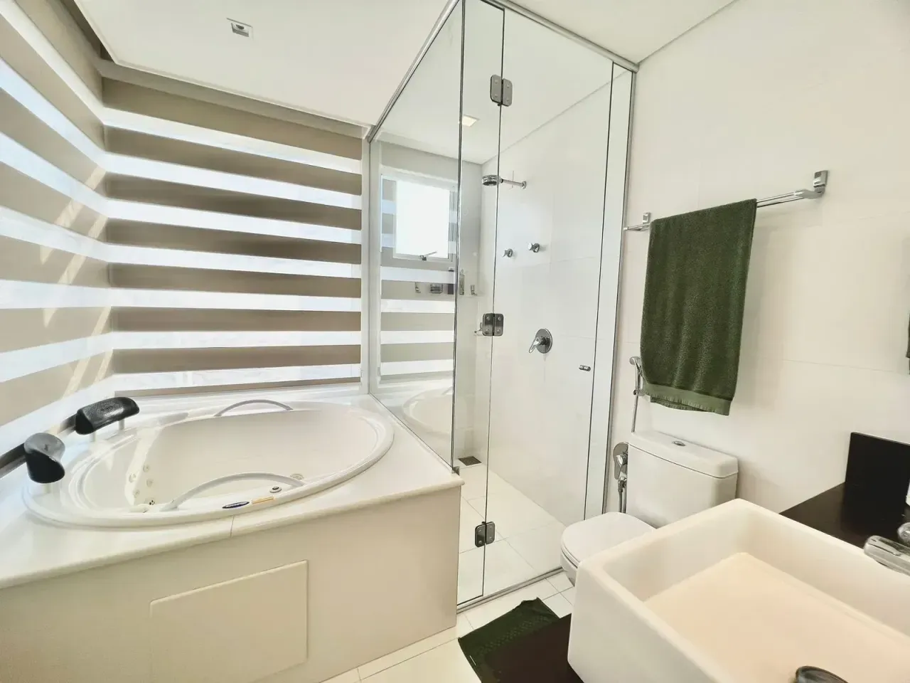 Excelente apartamento pronto para morar, padrão Embraed, com 3 suítes no Centro de Balneário Camboriú — foto 17