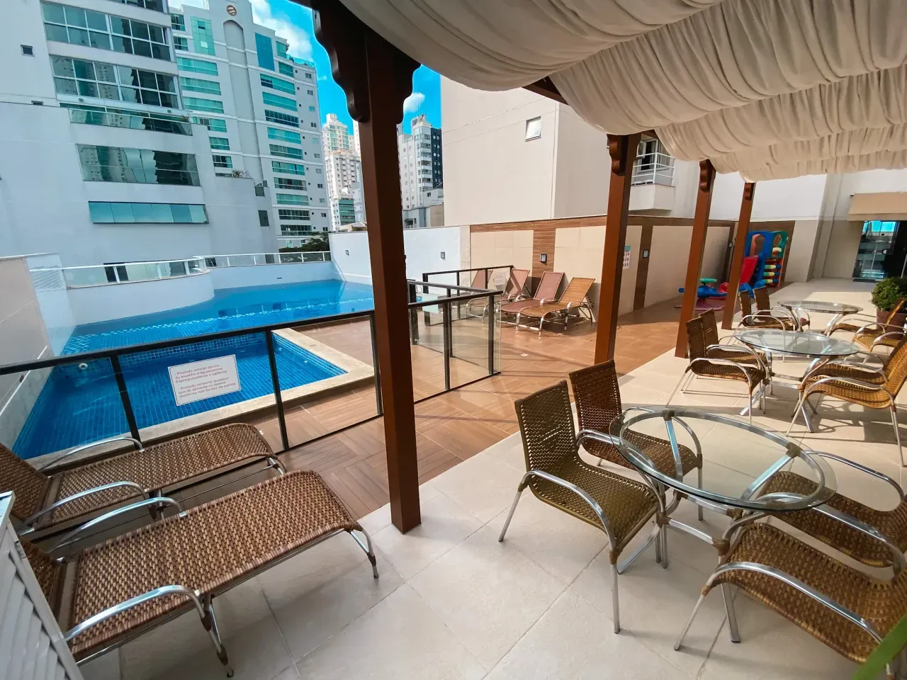 Apartamento Mobiliado com 3 dormitórios sendo 1 suíte e 2 vagas no Bairro Pioneiros em Balneário Camboriú — foto 2