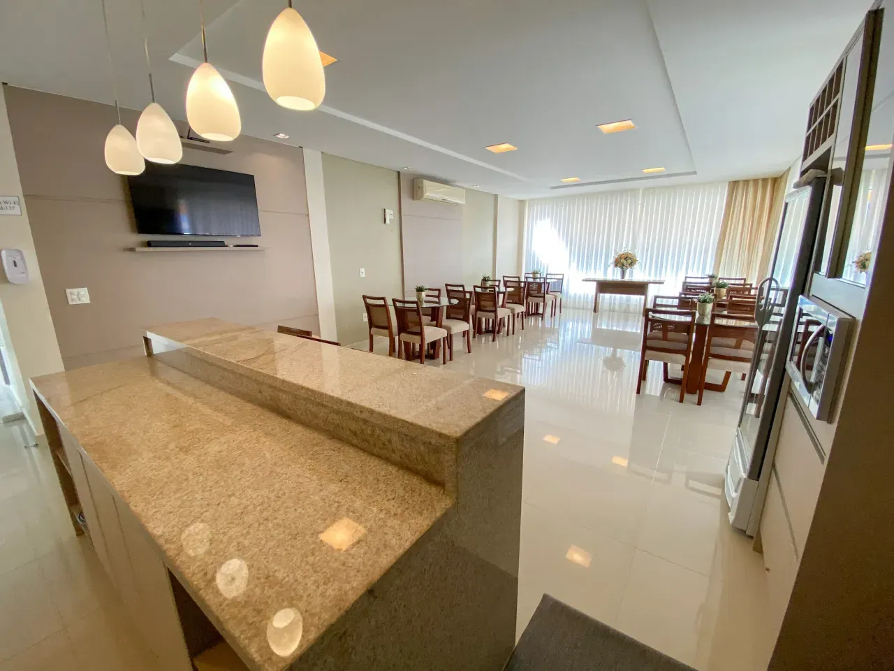 Apartamento Mobiliado com 3 dormitórios sendo 1 suíte e 2 vagas no Bairro Pioneiros em Balneário Camboriú — foto 3