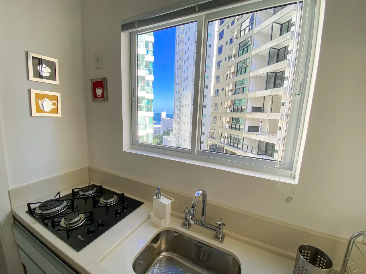 Apartamento Mobiliado com 3 dormitórios sendo 1 suíte e 2 vagas no Bairro Pioneiros em Balneário Camboriú — foto 17