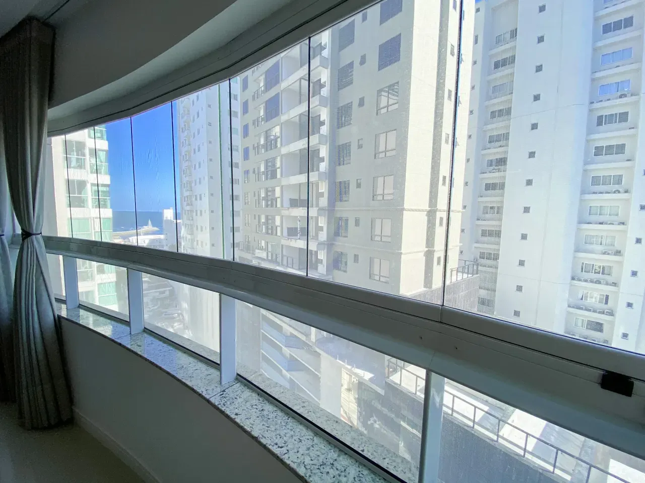 Apartamento Mobiliado com 3 dormitórios sendo 1 suíte e 2 vagas no Bairro Pioneiros em Balneário Camboriú — foto 13