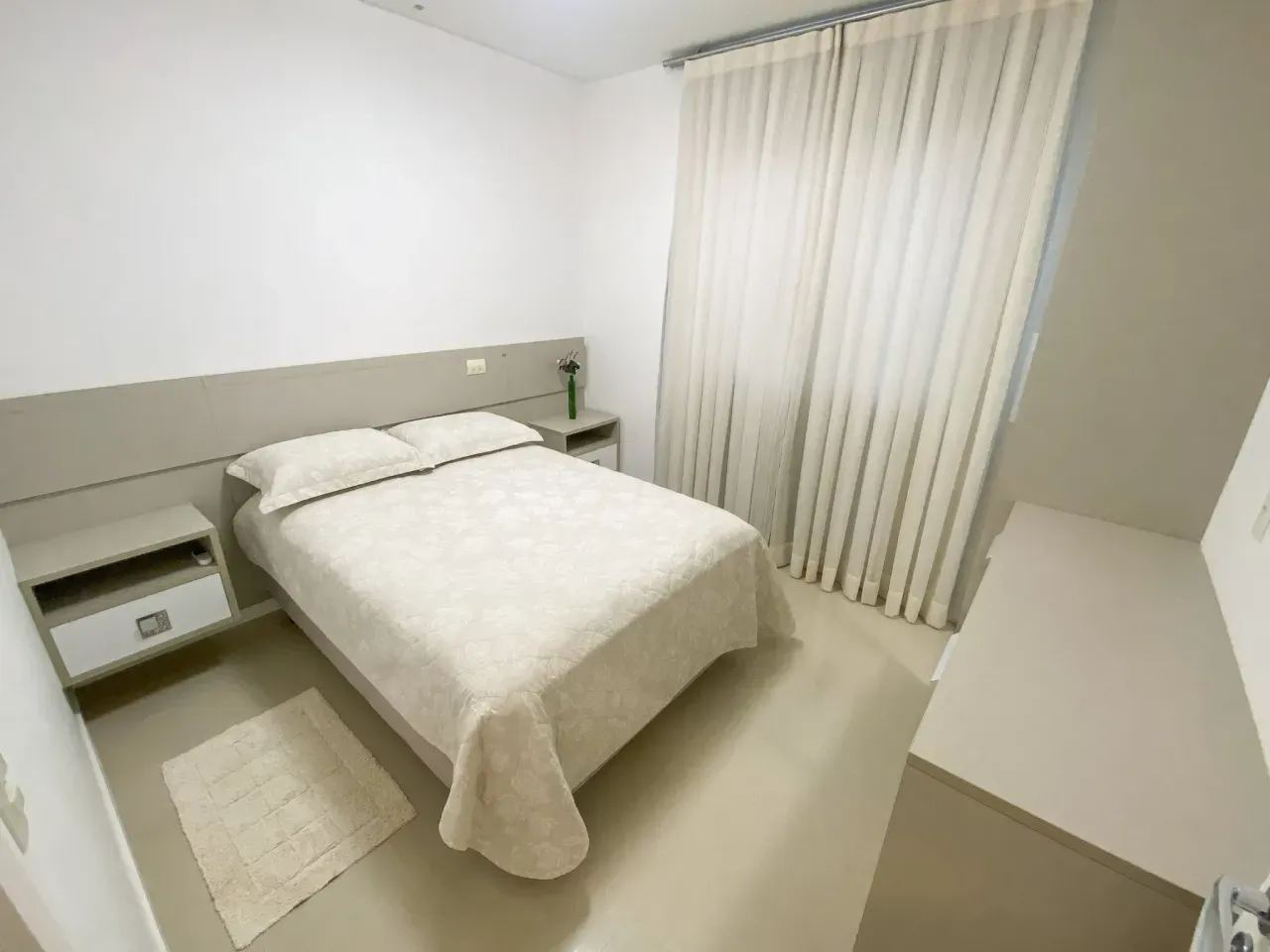 Apartamento Mobiliado com 3 dormitórios sendo 1 suíte e 2 vagas no Bairro Pioneiros em Balneário Camboriú — foto 9