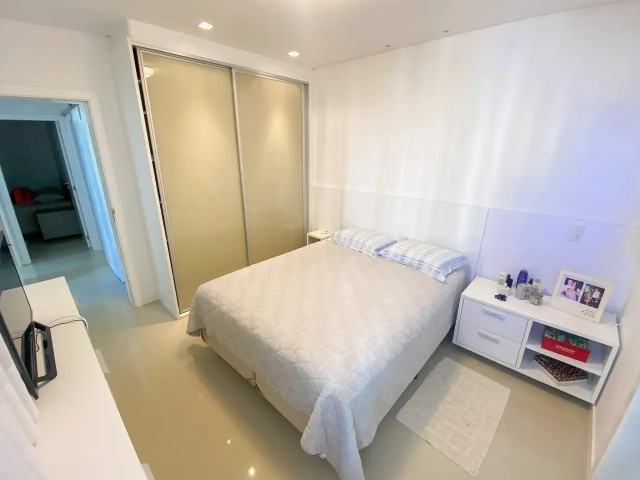 Apartamento Mobiliado com 3 dormitórios sendo 1 suíte e 2 vagas no Bairro Pioneiros em Balneário Camboriú — foto 6