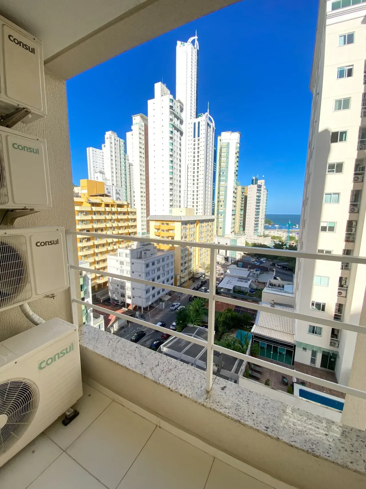 Apartamento Mobiliado com 3 dormitórios sendo 1 suíte e 2 vagas no Bairro Pioneiros em Balneário Camboriú — foto 5