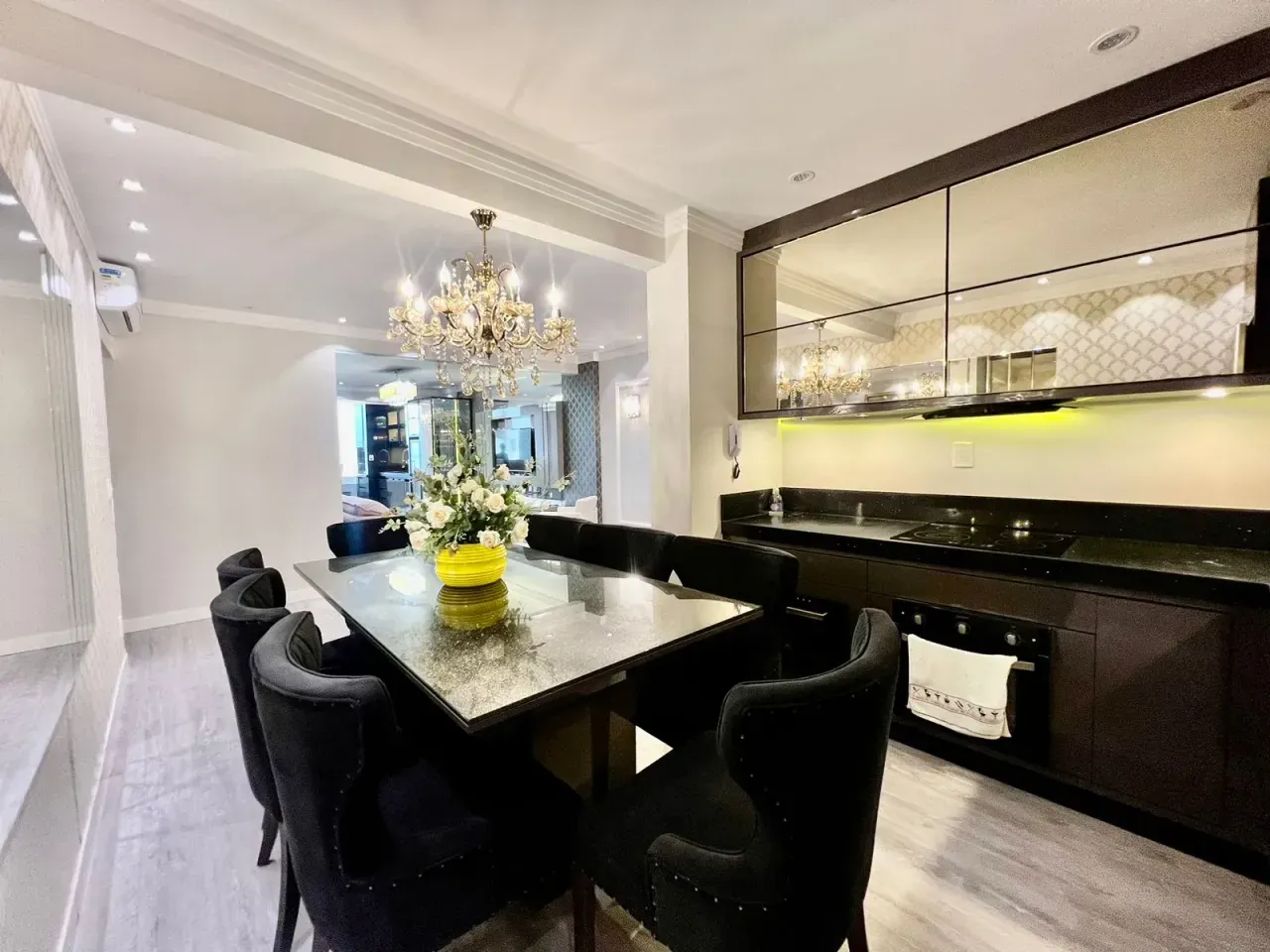 Apartamento frente mar, finamente mobiliado com 3 suítes e 2 vagas no Centro de Balneário Camboriú — foto 7