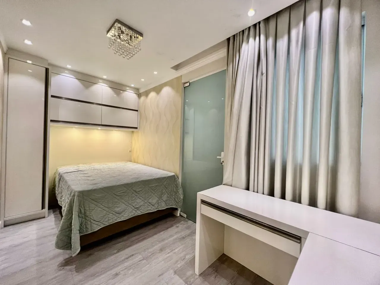 Apartamento frente mar, finamente mobiliado com 3 suítes e 2 vagas no Centro de Balneário Camboriú — foto 23