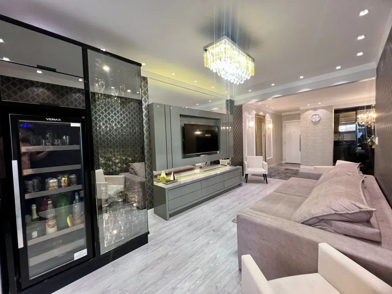 Apartamento frente mar, finamente mobiliado com 3 suítes e 2 vagas no Centro de Balneário Camboriú — foto 2