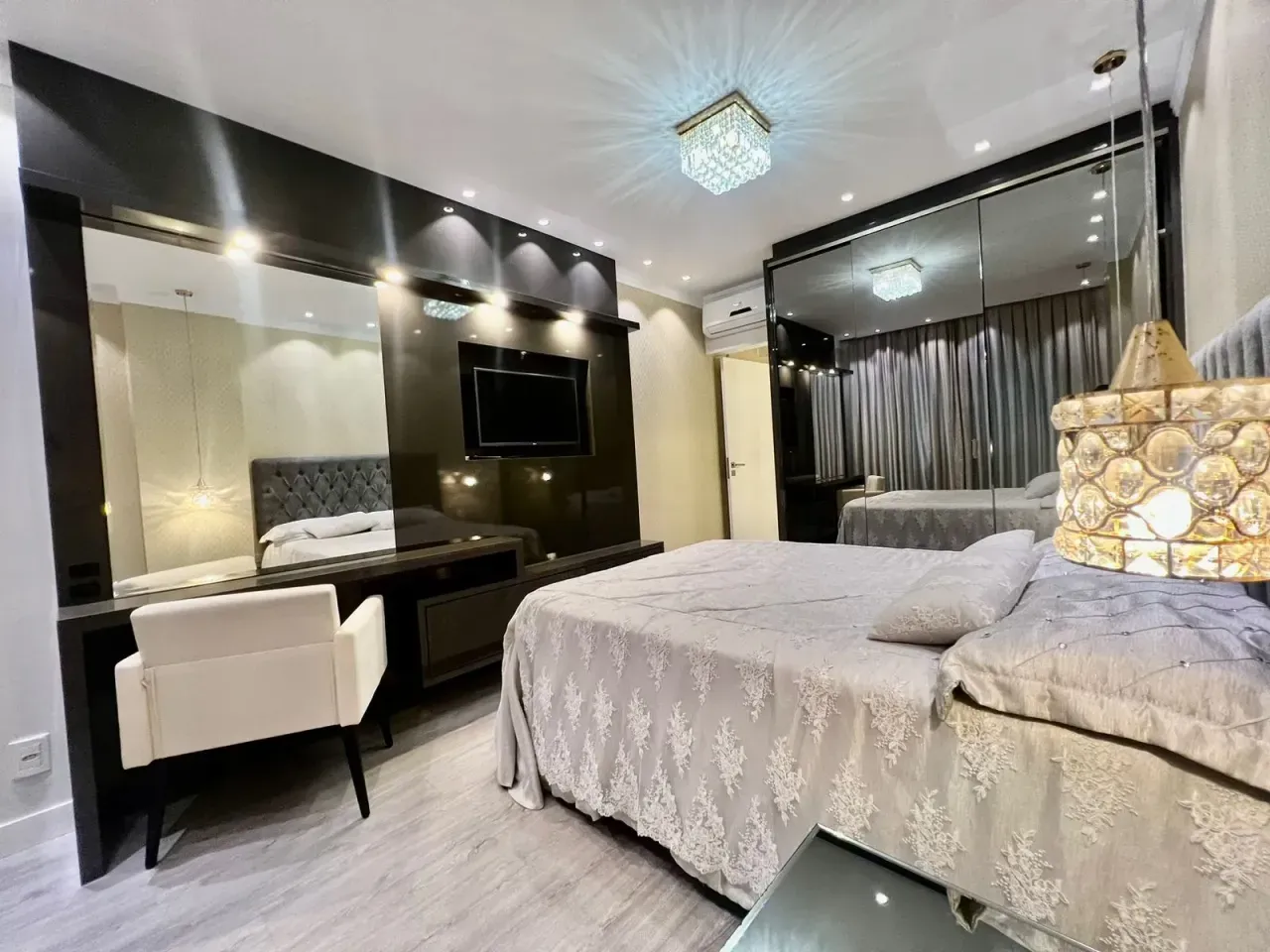Apartamento frente mar, finamente mobiliado com 3 suítes e 2 vagas no Centro de Balneário Camboriú — foto 13