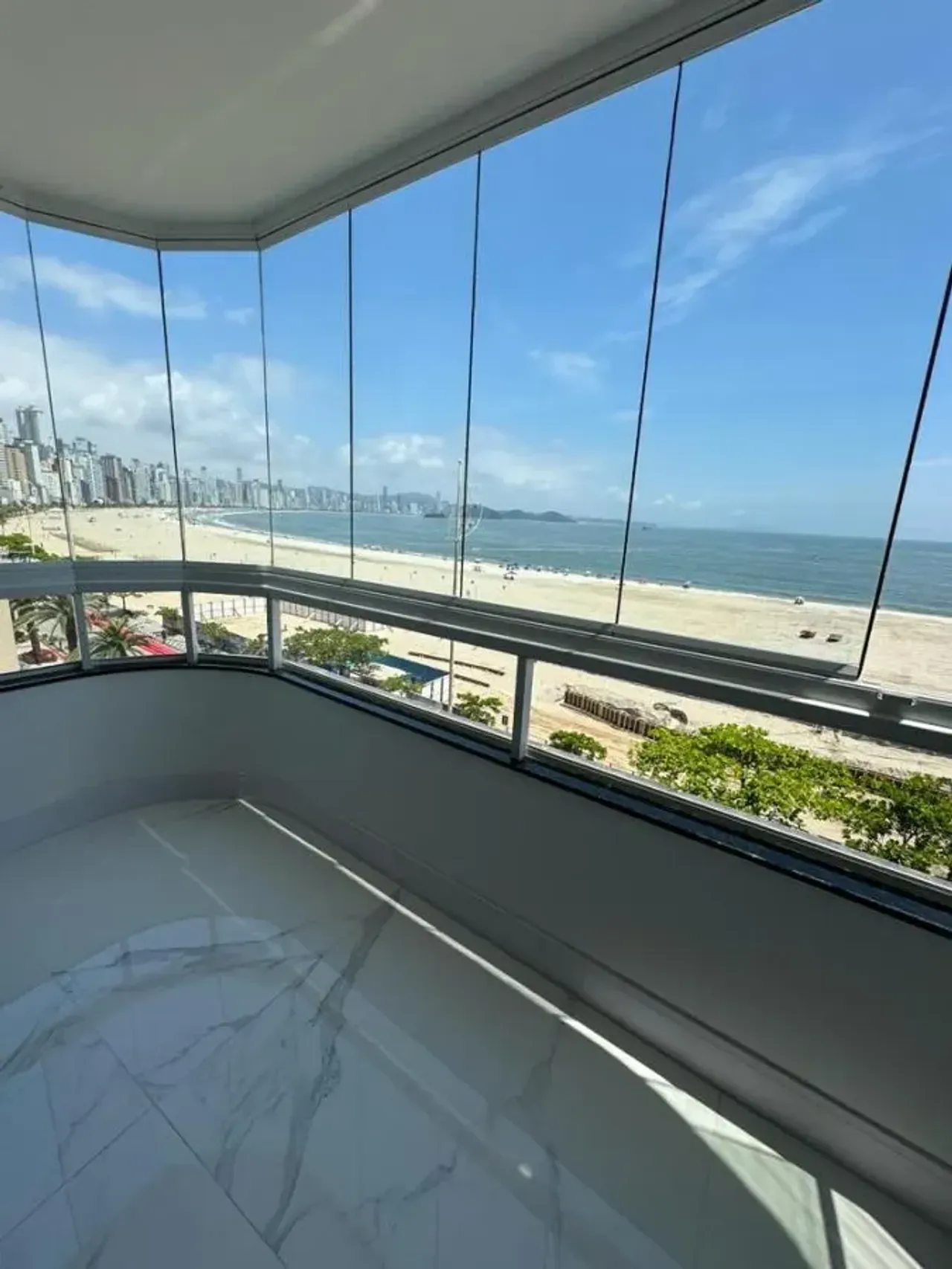 Apartamento com 4 dormitório sendo 2 suítes no vista mar no Centro de Balneário Camboriú