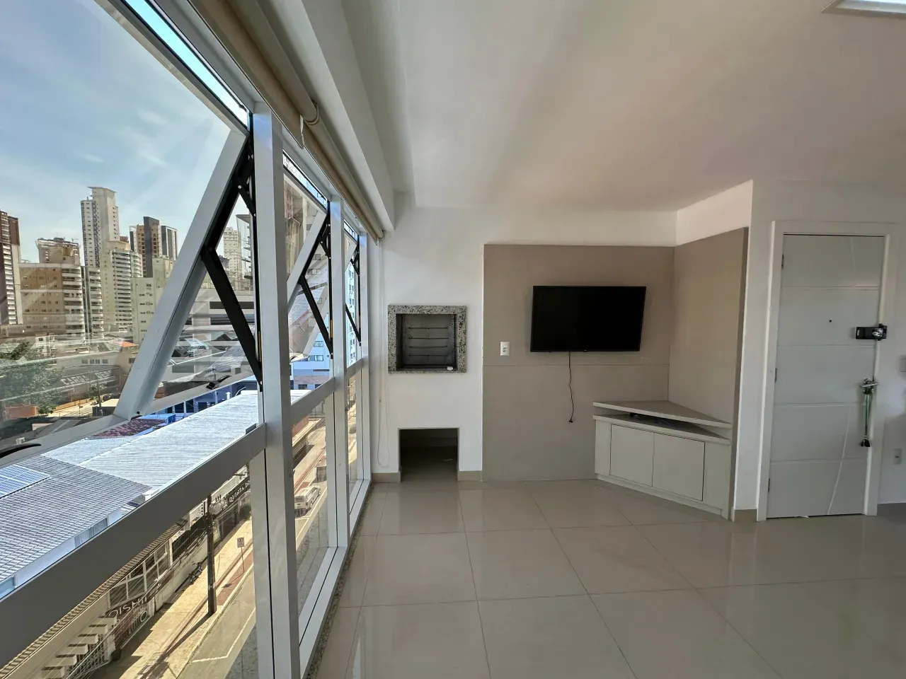 Apartamento com 3 dormitórios sendo 1 suíte e 1 vagade garagem na Barra Sul em Balneário Camboriú — foto 3