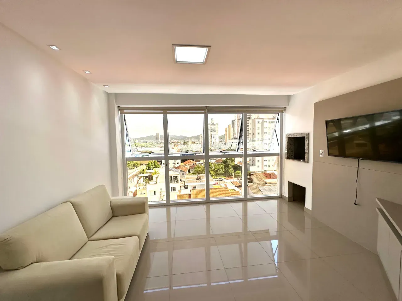 Apartamento com 3 dormitórios sendo 1 suíte e 1 vagade garagem na Barra Sul em Balneário Camboriú — foto 2