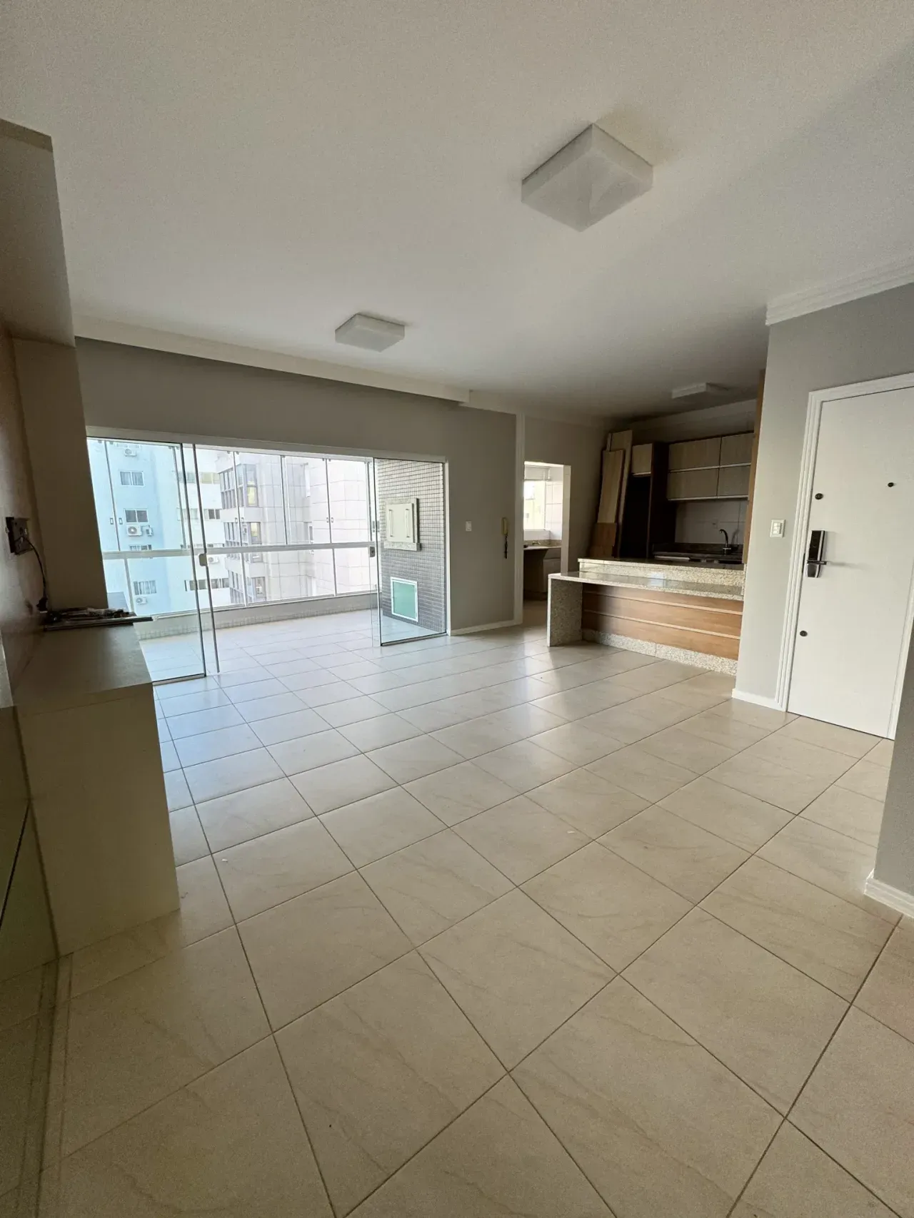 Apartamento com 3 dormitórios sendo 1 suíte e 1 vaga de garagem no Centro de Balneário Camboriú — foto 3