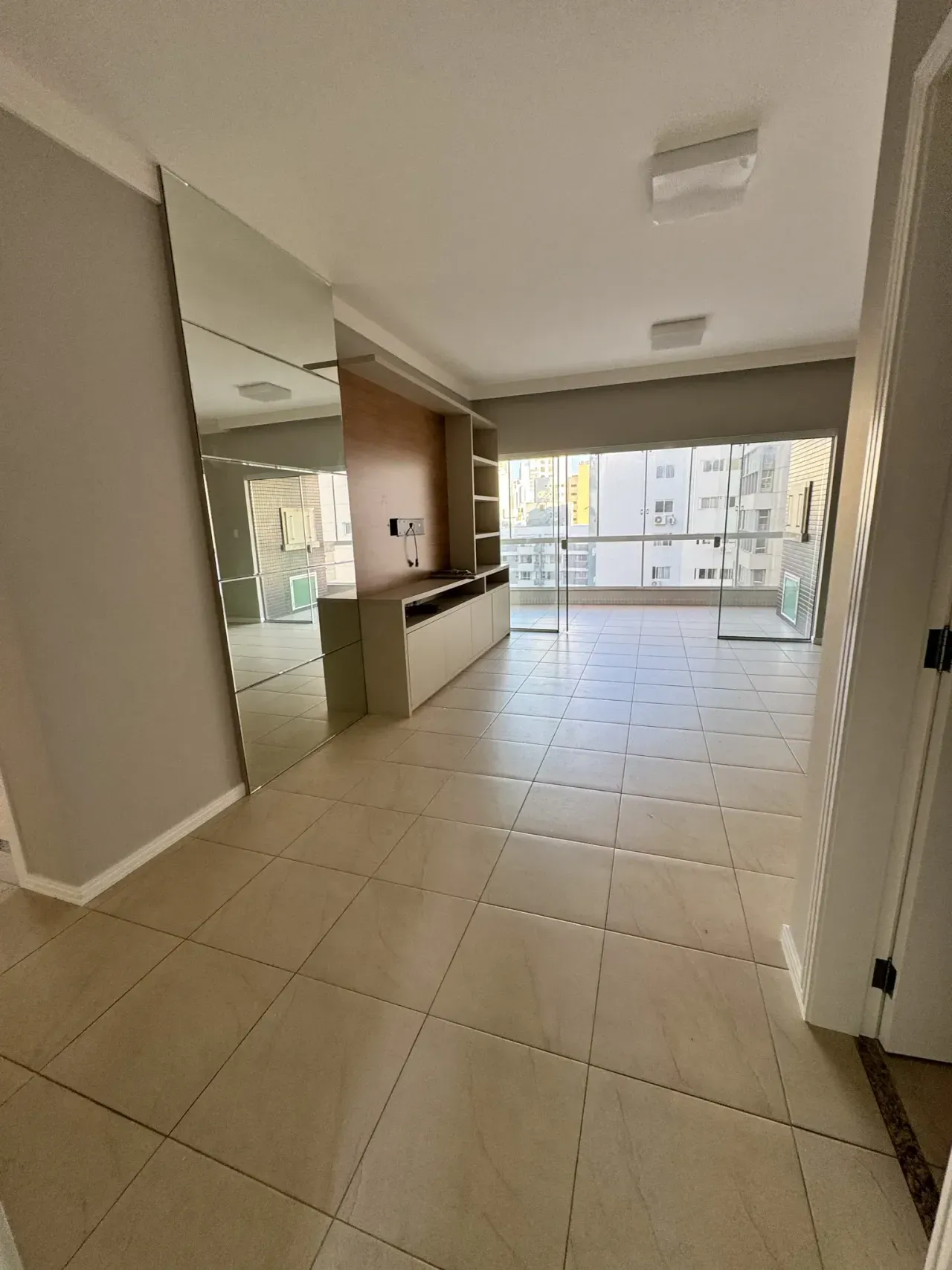 Apartamento com 3 dormitórios sendo 1 suíte e 1 vaga de garagem no Centro de Balneário Camboriú — foto 9