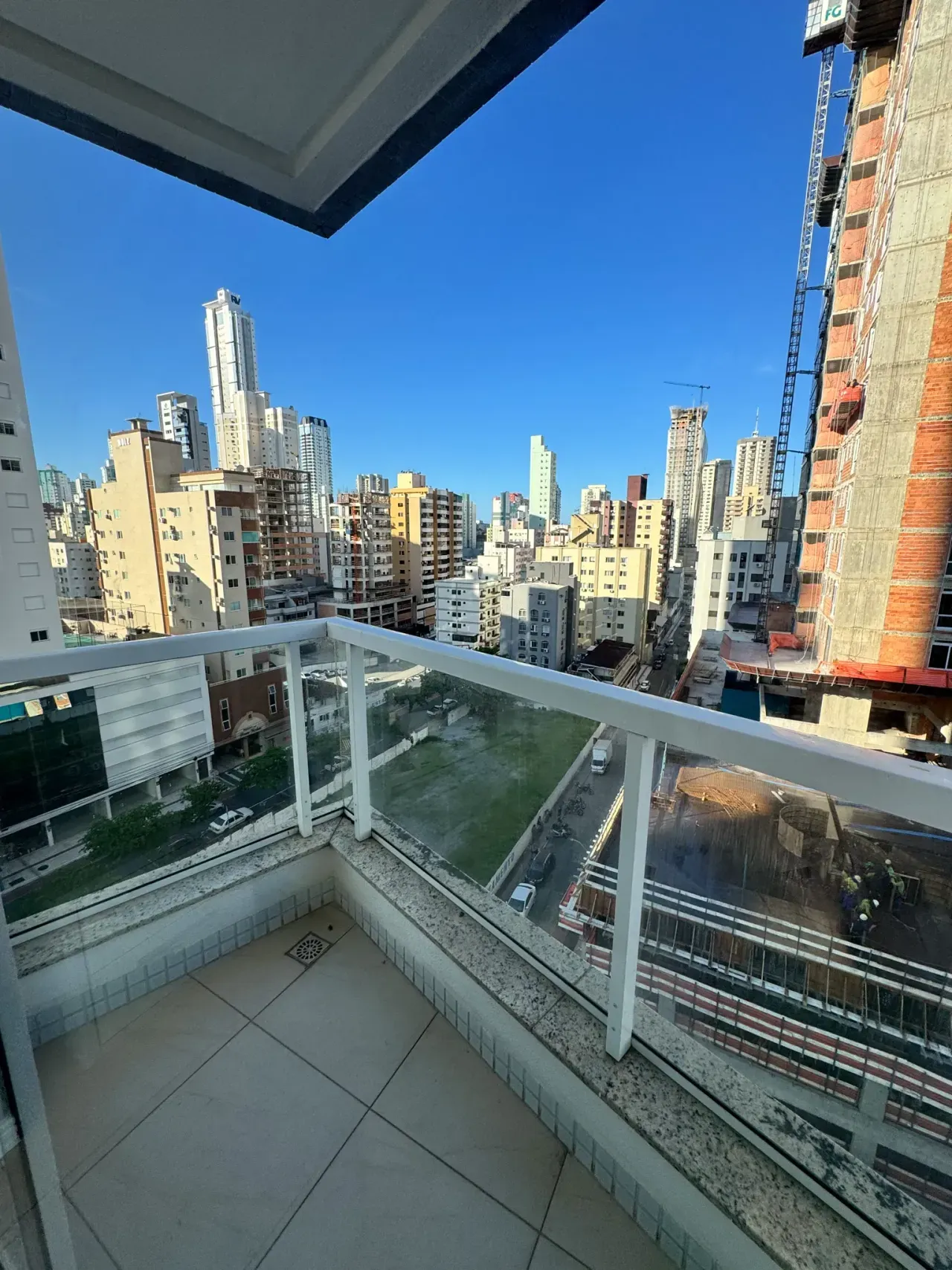 Apartamento com 3 dormitórios sendo 1 suíte e 1 vaga de garagem no Centro de Balneário Camboriú — foto 6