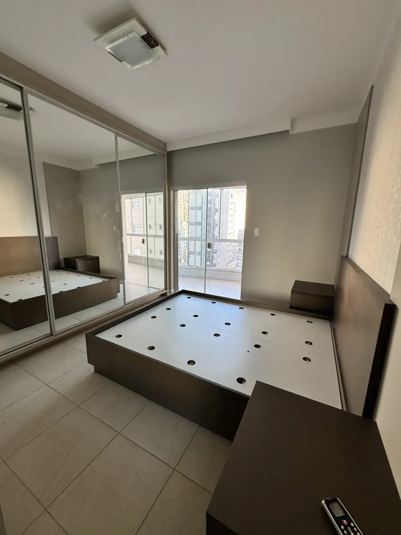 Apartamento com 3 dormitórios sendo 1 suíte e 1 vaga de garagem no Centro de Balneário Camboriú — foto 4