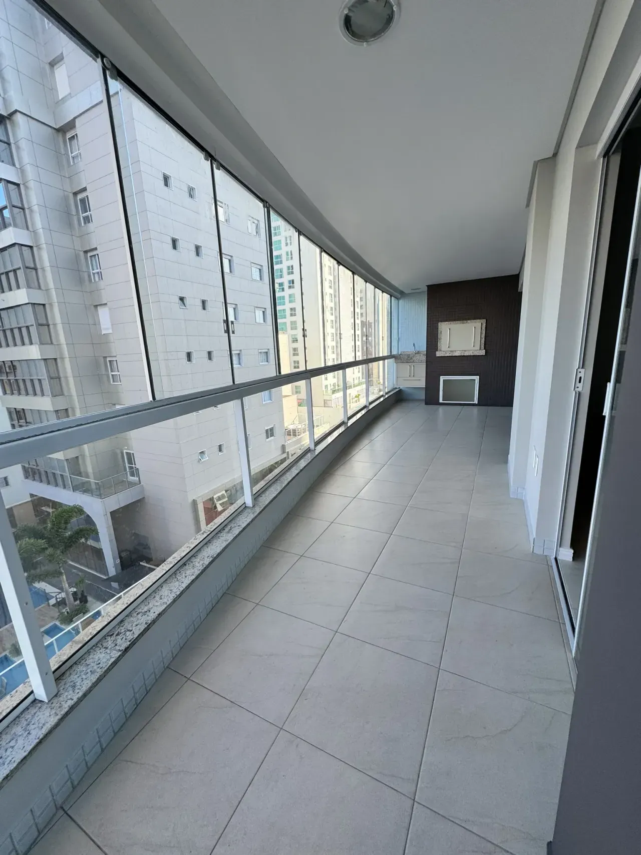 Apartamento com 3 dormitórios sendo 1 suíte e 1 vaga de garagem no Centro de Balneário Camboriú