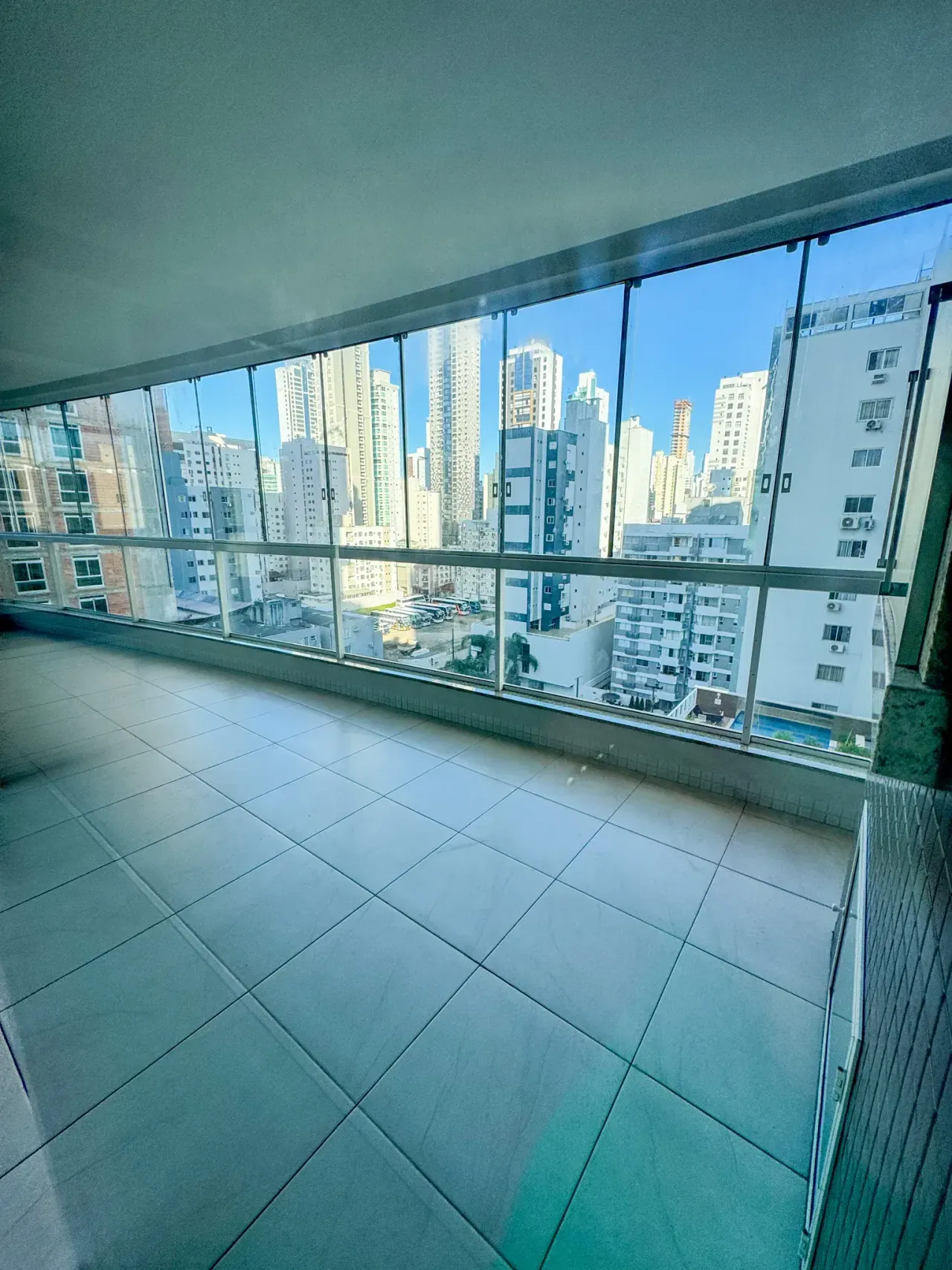 Apartamento com 3 dormitórios sendo 1 suíte e 1 vaga de garagem no Centro de Balneário Camboriú — foto 2