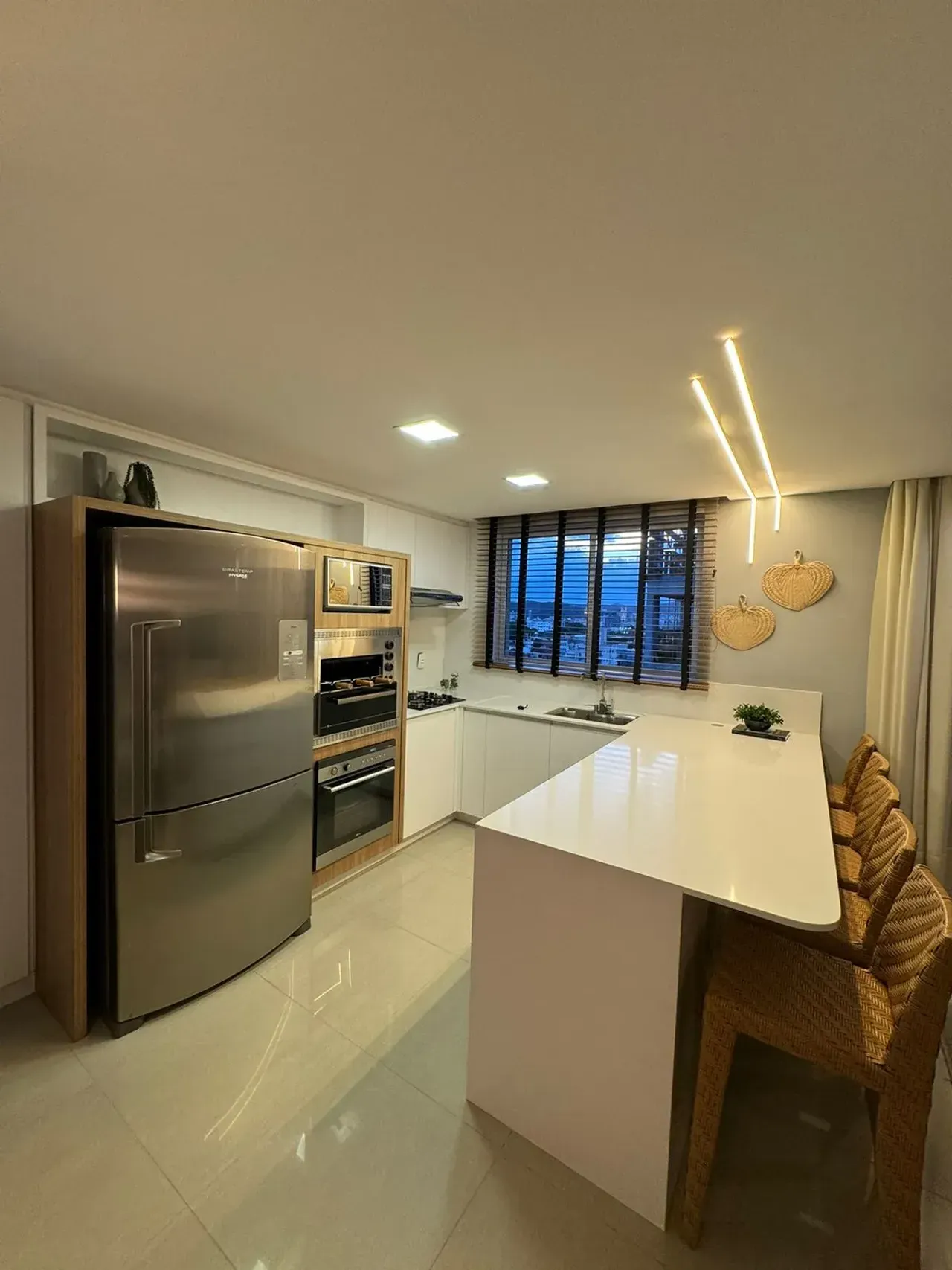 Excelente Apartamento com 3 dormitórios sendo 1 suíte e 2 vagas no Centro de Balneário Camboriú