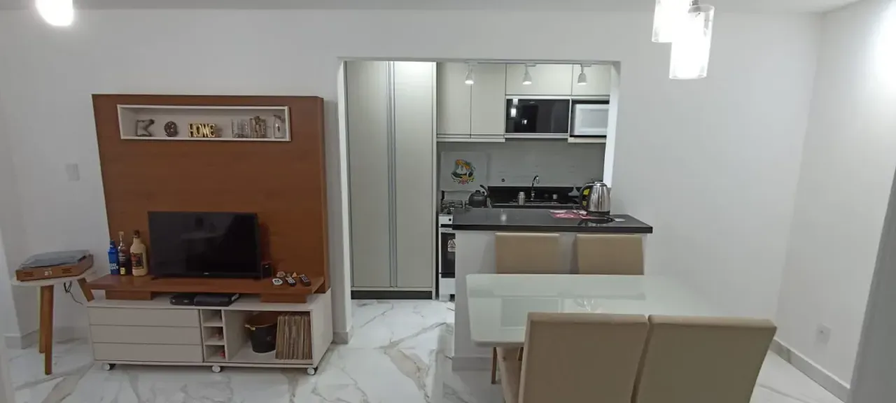 Apartamento Semi-Mobiliado com 1 dormitório e 1 vaga no Bairro Pioneiros em Balneário Camboriú