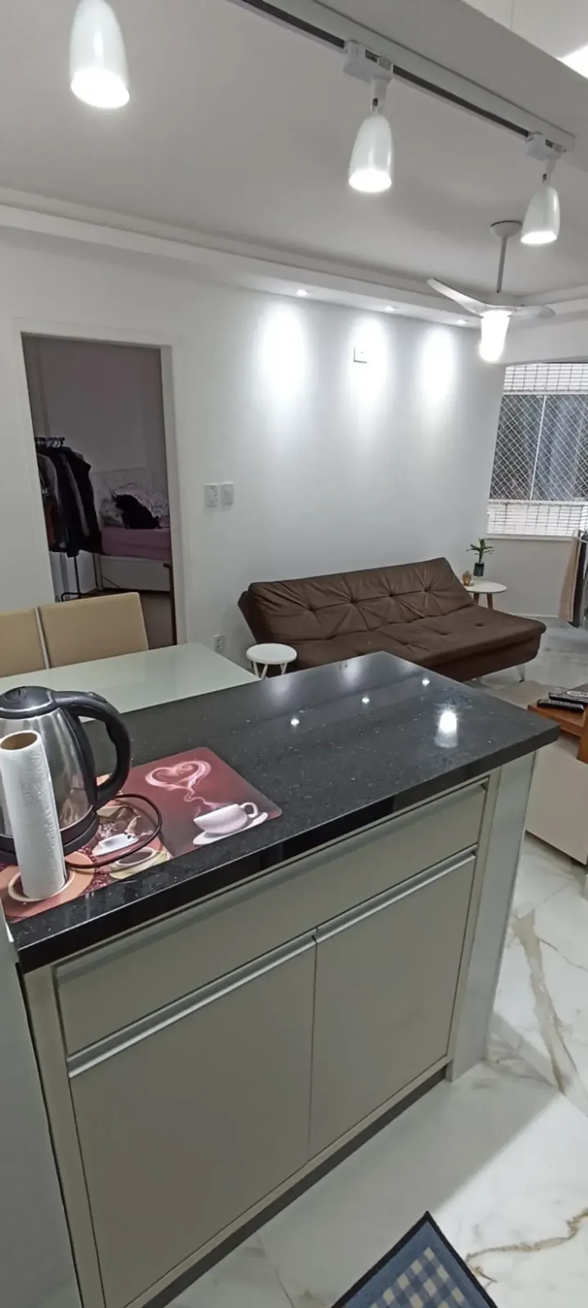 Apartamento Semi-Mobiliado com 1 dormitório e 1 vaga no Bairro Pioneiros em Balneário Camboriú — foto 2