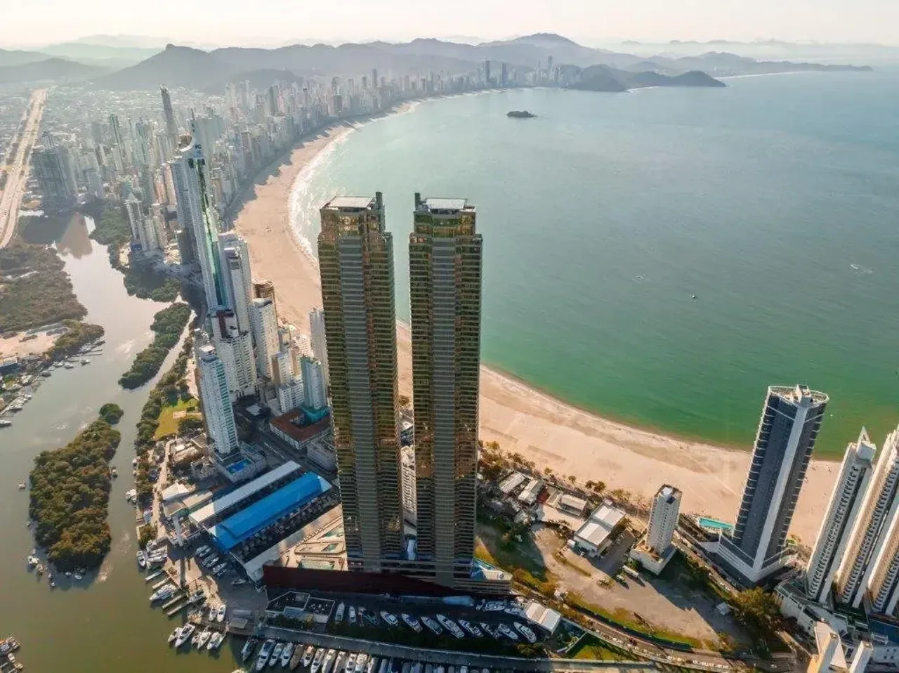 Apartamento com 4 suítes e  3 vagas de garagem no Centro em Balneário Camboriú — foto 20