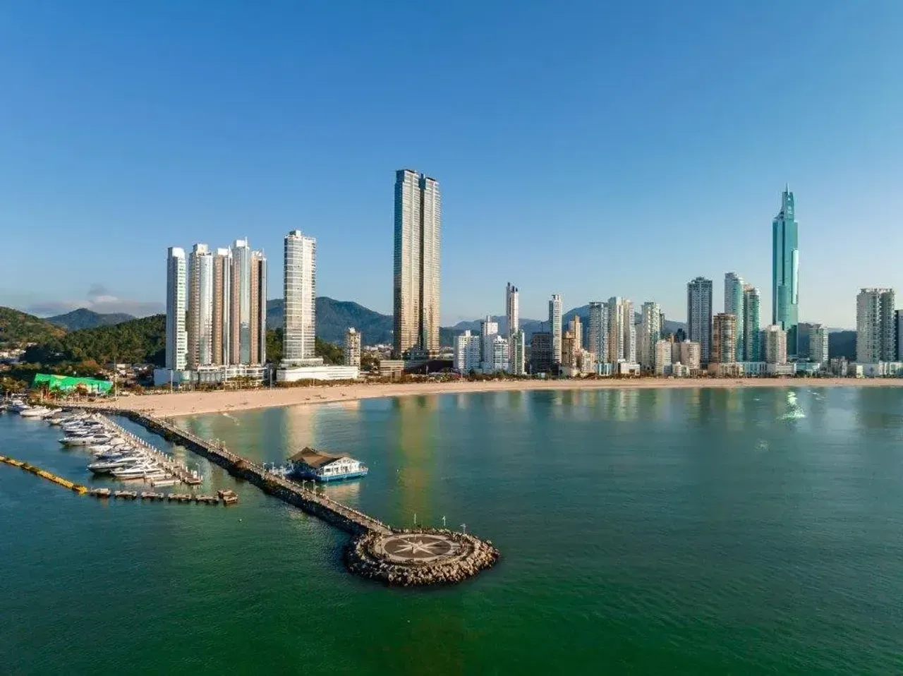 Apartamento com 4 suítes e  3 vagas de garagem no Centro em Balneário Camboriú — foto 23