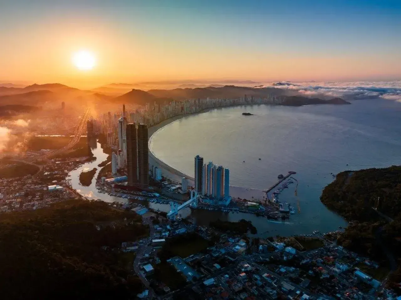 Apartamento com 4 suítes e  3 vagas de garagem no Centro em Balneário Camboriú — foto 30