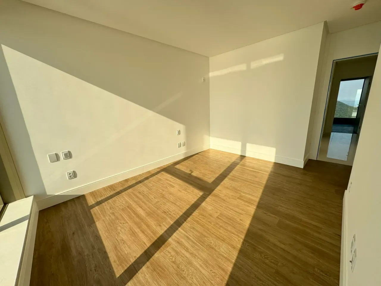 Apartamento com 4 suítes e  3 vagas de garagem no Centro em Balneário Camboriú — foto 2